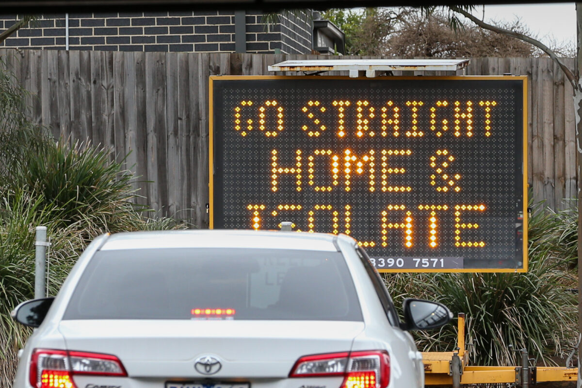 澳洲公路上一塊顯示牌寫著「直接回家隔離」。（Asanka Ratnayake/Getty Images）