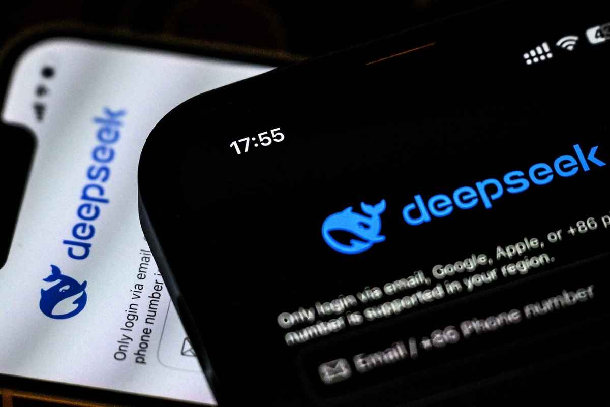 手機上顯示DeepSeek應用程式的畫面。(Mladen Antonov/AFP)