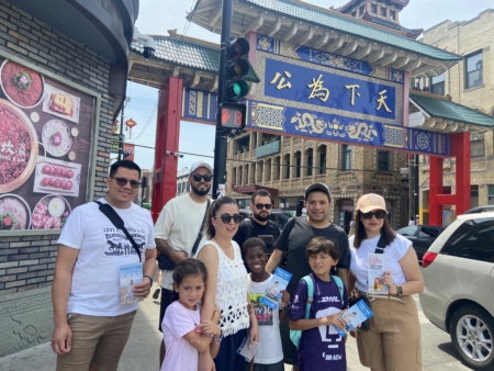 金妮‧洛佩茲(Jinny Lopez,前排左二)和她的全家都支持法輪功反迫害。(芝加哥記者站/大紀元)