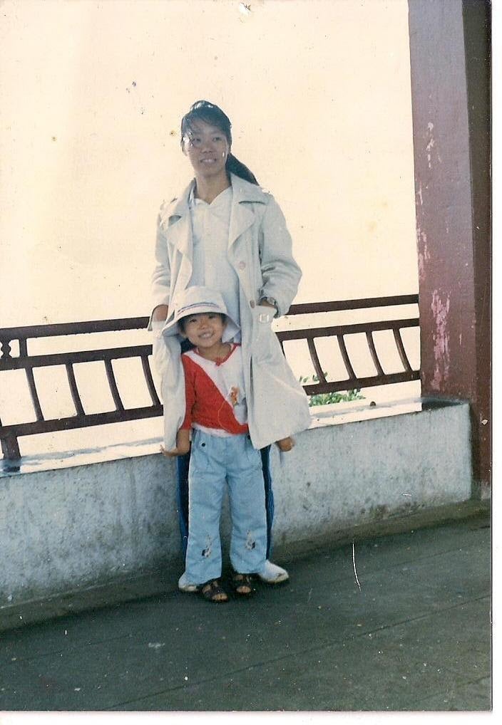 葉旭霞和女兒早年的合照。(圖片由葉旭霞女兒提供)