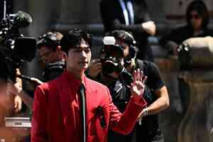 大陸男星楊洋晒度假素顏照 炸裂手機殼成焦點