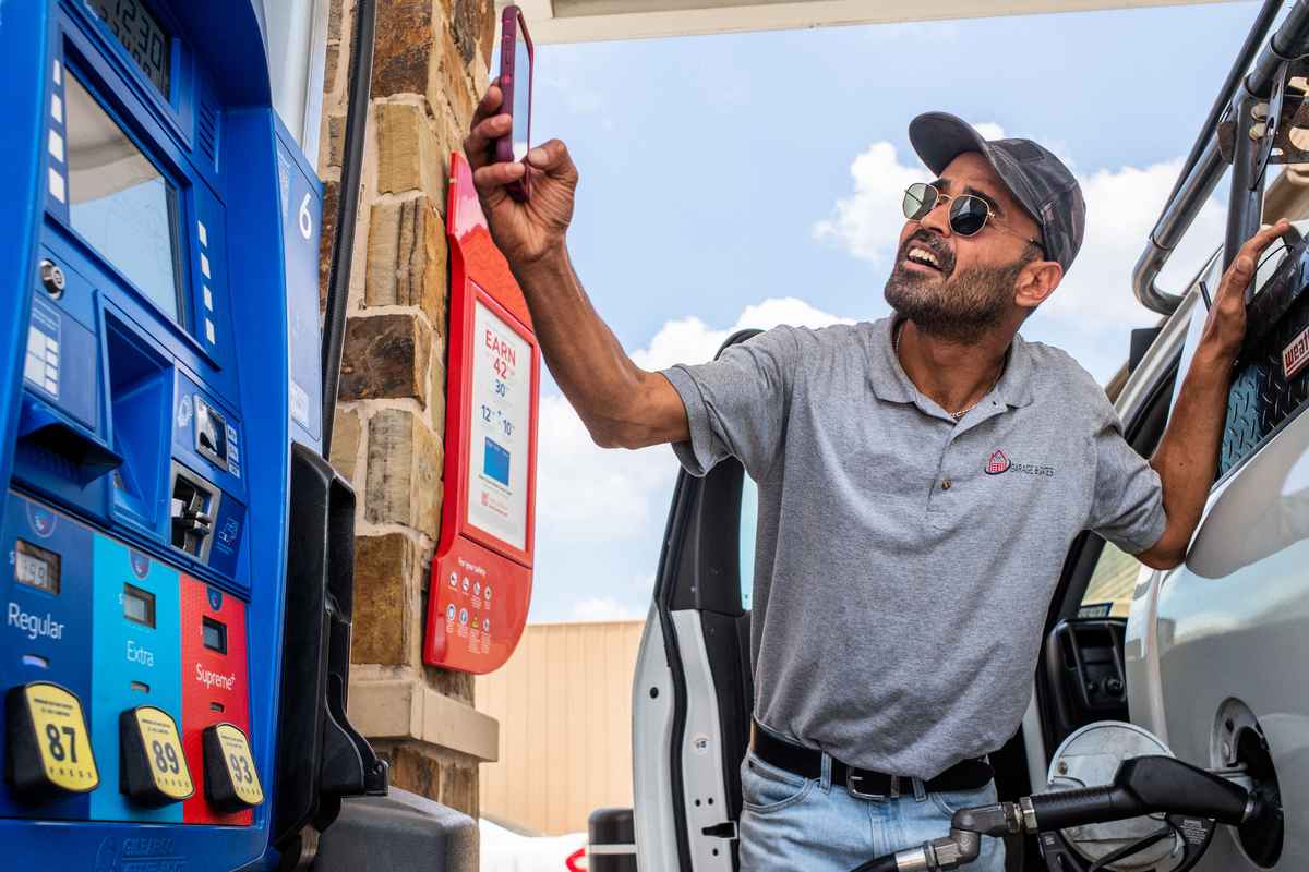 周一（6月20日），每加侖普通汽油的全美平均價格再次下滑，連續幾天保持在5美元的門檻以下。圖為6月9日，德州一加油站。 （Photo by Brandon Bell/Getty Images）