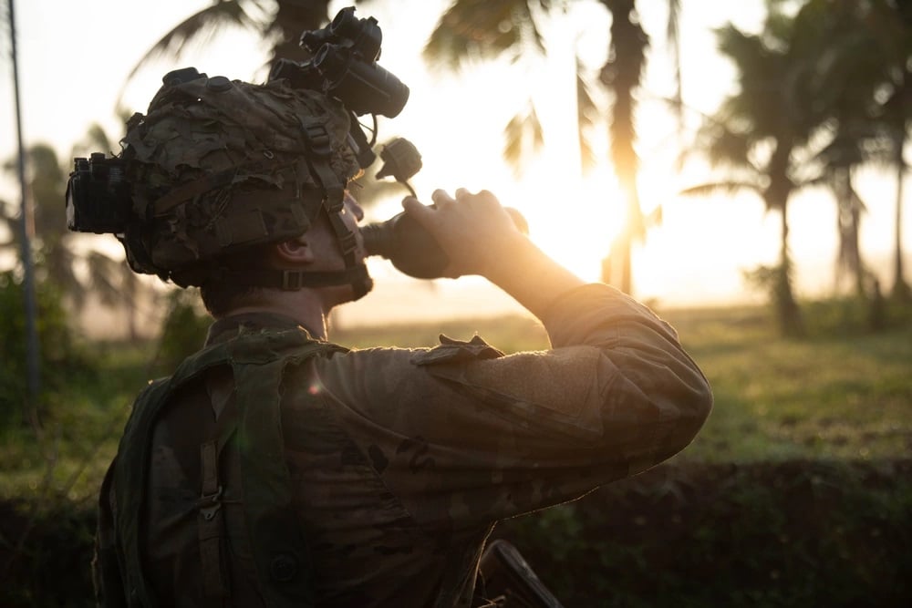 美國陸軍正在開發能從空氣中取水的技術,有助於前線士兵補給飲用水。圖為2024年6月9日,在菲律賓麥格塞塞堡(Fort Magsaysay)的一名美軍士兵在喝水。(Tommie Berry/U.S. Army National Guard)