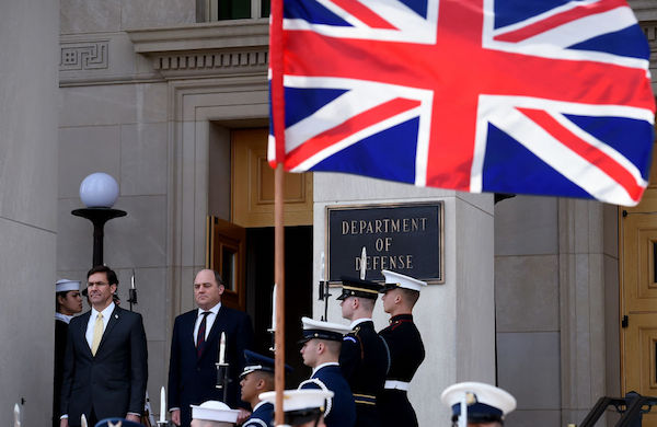 2020年3月5日，時任美國國防部長埃斯珀（Mark Esper）在五角大樓的入口處，接待英國國防大臣華禮仕（Ben Wallace）。（OLIVIER DOULIERY/AFP via Getty Images）