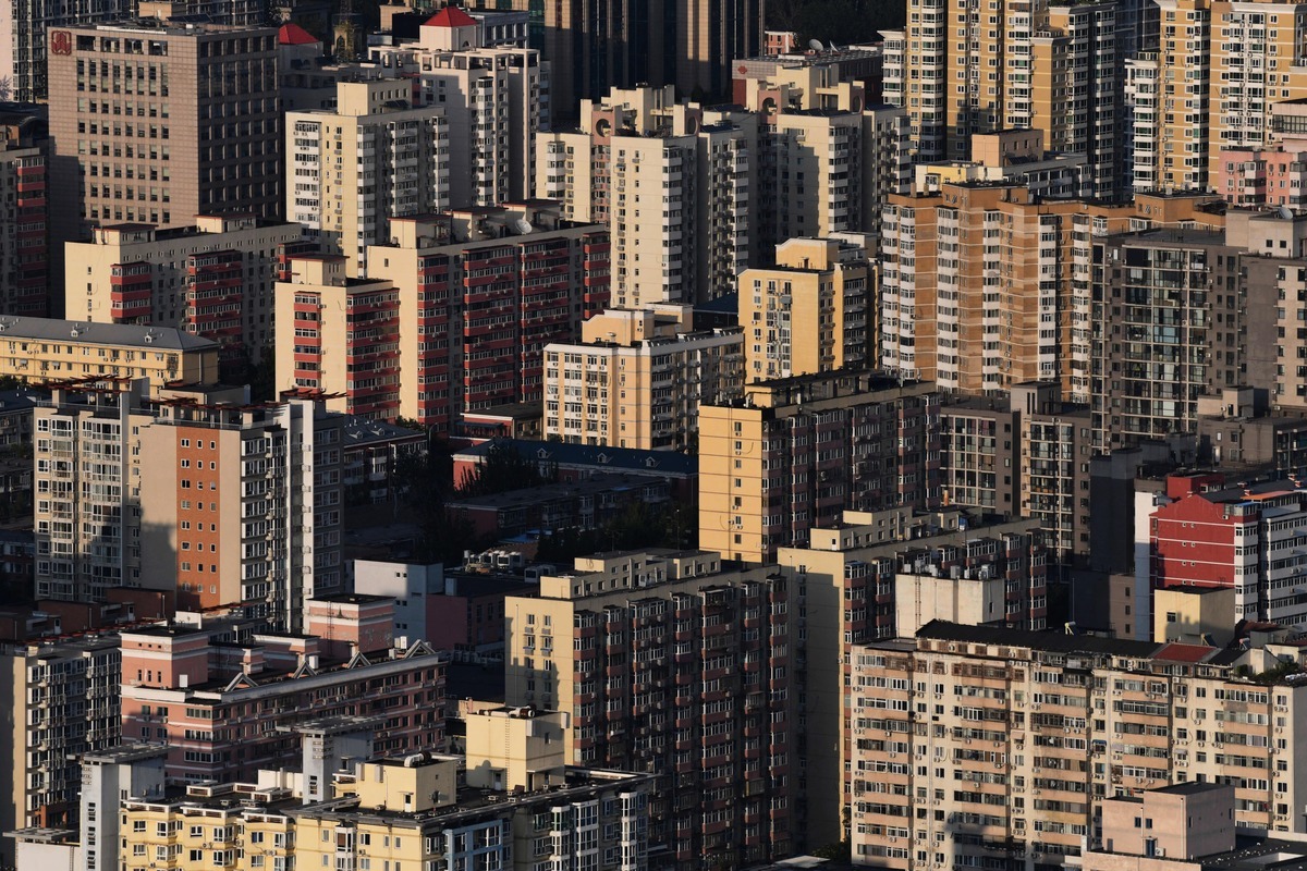 中國房企債務違約潮不斷。外界關注北京當局是否會放鬆對於房地產的政策限制。圖為2021年9月17日北京住宅樓。（GREG BAKER/AFP via Getty Images）