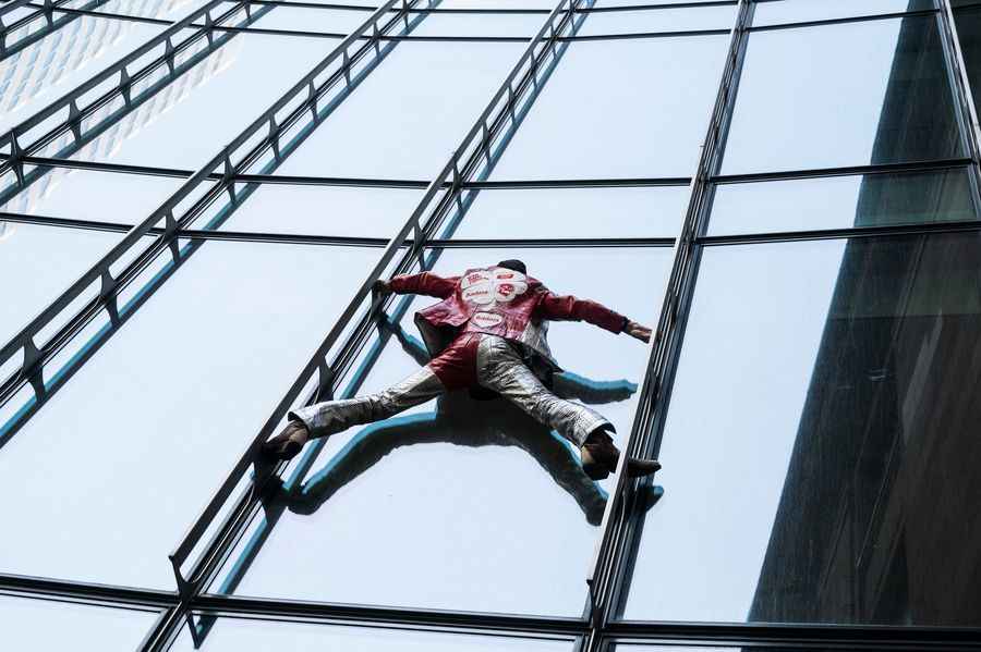 慶祝60歲生日 法「蜘蛛人」徒手爬48層大樓
