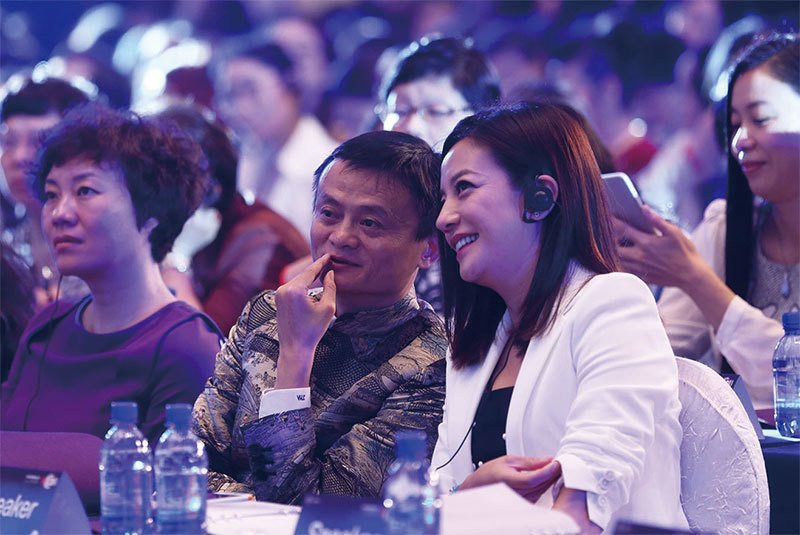  2015年5月20日，在阿里巴巴首屆全球女性大會上，馬雲和趙薇在交談。（大紀元資料室）
