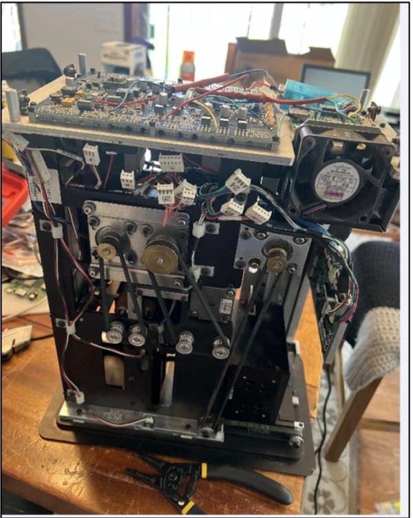 桌上拆開的DeckMate 2洗牌機圖片,來自一名被告的iCloud帳戶。(紐約東區聯邦檢察官辦公室)
