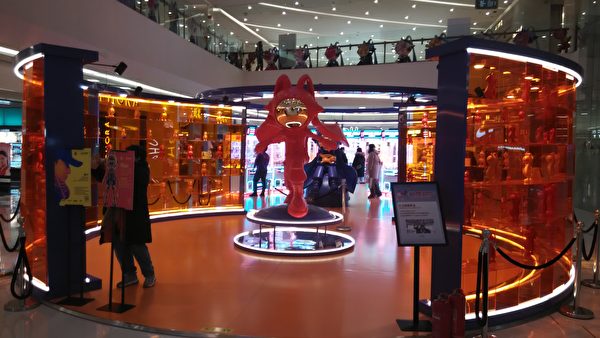 新年假期來臨，北京商場顧客數量相對減少。（趙立／大紀元）
