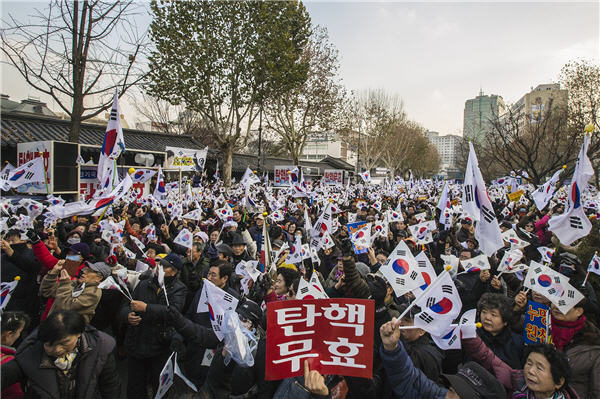 南韓總統朴槿惠因「親信門干政醜聞」遭到國會彈劾停職後，17日下午，持有不同聲音的上萬南韓國民紛紛走上街頭。（全景林／大紀元）