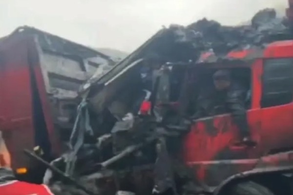 遭兩貨車夾擊 貴州一中巴車報廢 致3死3傷