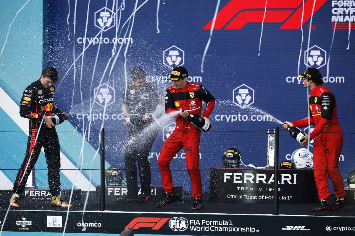 2022年5月8日，F1邁阿密大獎賽，紅牛車手韋斯達賓（左）發揮出色，力壓兩位法拉利車手陸克萊和辛斯，奪得本賽季第三個分站冠軍。圖為三人在領獎台上互噴香檳慶祝。（Chris Graythen/Getty Images）