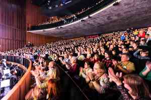 中共干擾無用 西班牙市長觀演並向神韻發邀請