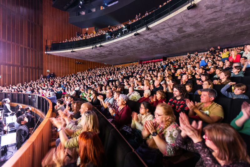 中共干擾無用 西班牙市長觀演並向神韻發邀請