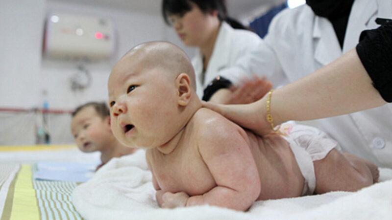 中國大陸正面臨嚴峻的人口問題，生育率持續降低。圖為正在受到照料的嬰兒。（STR/AFP/Getty Images）