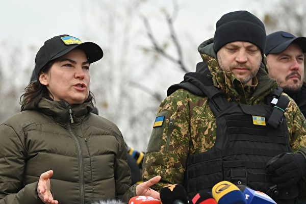 2022年4月5日，烏克蘭總檢察長維涅迪克托娃（Iryna Venediktova，左）和烏克蘭內政部長莫納斯提爾斯基（Denys Monastyrsky）在布查鎮對記者講話。（Genya Savilov/AFP via Getty Images）