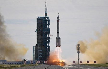 2021年6月17日，搭載神舟12號宇宙飛船和3名太空人的長征二號F運載火箭在中國西北部戈壁沙漠的酒泉衛星發射中心發射升空，前往中國的新太空站。（Greg Baker/AFP via Getty Images）