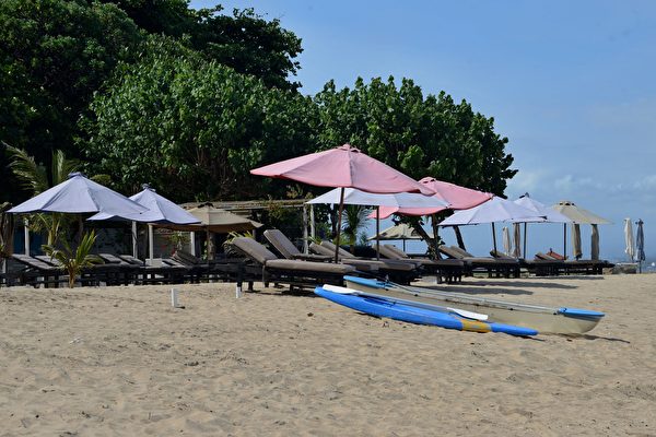 2021年10月14日,印尼峇里島(Bali Island)登巴薩(Denpasar)附近,COVID-19(中共病毒、新冠病毒)疫情趨緩,峇里島對19個國家的旅客重新開放。圖為冷清的沙努爾海灘(Sanur Beach)。(Sonny Tumbelaka/AFP via Getty Images)