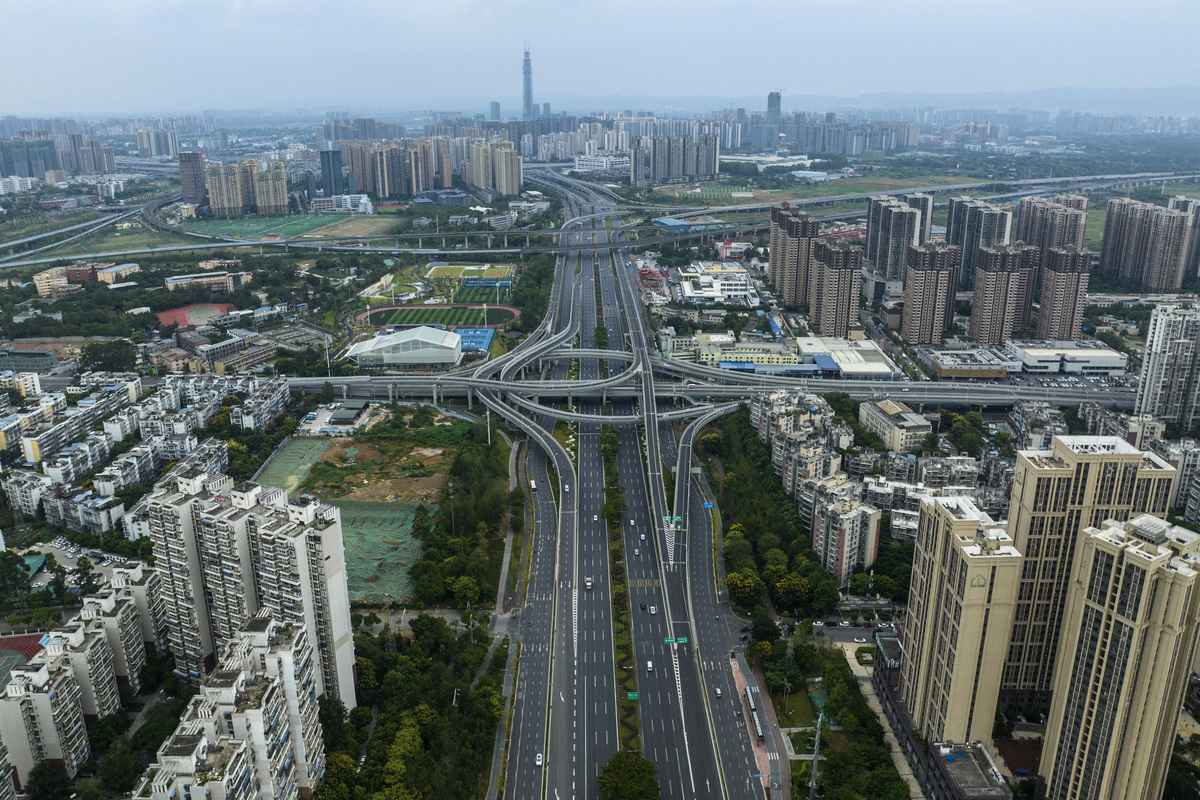 2022年9月1日，中國成都市，COVID-19（中共病毒、新冠病毒）疫情再度爆發，圖為從空中拍攝的照片顯示，街道上非常冷清。(CNS/AFP)