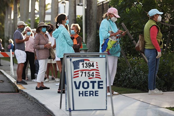 2020年11月3日，佛羅里達州的選民在棕櫚灘的「Morton and Barbara Mandel Recreation Center」排隊投票。 （Joe Raedle/Getty Images）