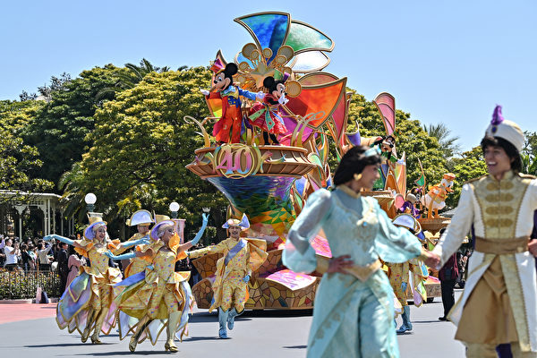 2023年4月10日，日本浦安市，東京迪士尼樂園舉行成立40周年的慶祝活動，表演者打扮成迪士尼的角色米奇老鼠（Mickey Mouse，上左）及「米妮」（Minnie Mouse，上右）。（Richard A. Brooks/AFP）