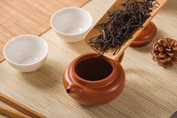 茶葉的咖啡因多寡，與發酵程度、樹種、茶葉老嫩度、採收季節、焙茶過程有關。（Shutterstock）