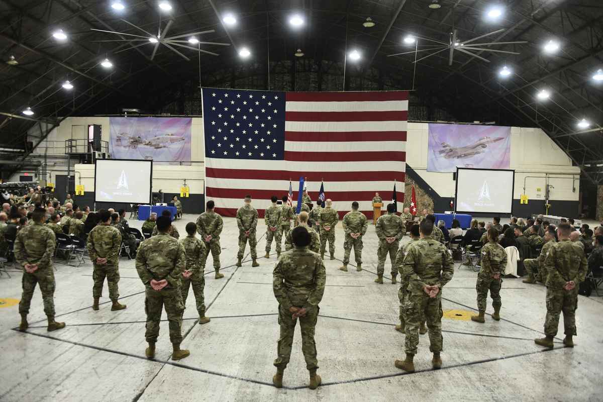 2022年12月14日，在南韓平澤市（Pyeongtaek）的烏山空軍基地（Osan Air Base），美國士兵出席了美國駐南韓太空部隊啓動儀式。（Song Kyung-Seok-Pool/Getty Images）