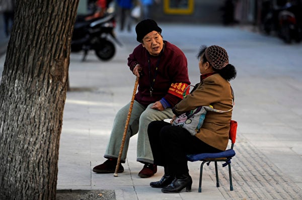 在北京召開的十九大期間， 戴紅袖章的「志願者」大媽。 （WANG ZHAO/AFP/Getty Images）