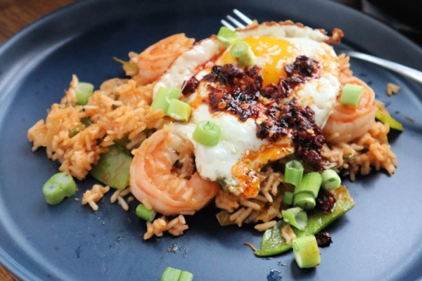 美食DIY｜韓式泡菜蝦仁炒飯 富含蛋白質 15分鐘可做好
