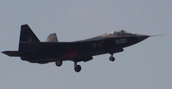 中航工業沈飛集團研製的FC-31（J-31）戰機在2014年珠海航展上進行表演。（圖片來源：天劍2/維基百科，https://commons.wikimedia.org/w/index.php?curid=36798626）