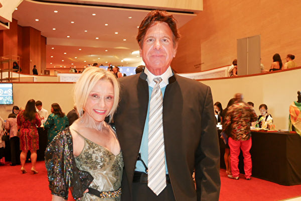 2022年6月4日晚 ，石油公司CEO Dennis Mezzatesta先生和Margo Miller女士觀看了神韻巡迴藝術團在侯斯頓鍾斯演藝中心（Jones Hall for the Performing Arts）的演出。（李辰／大紀元）