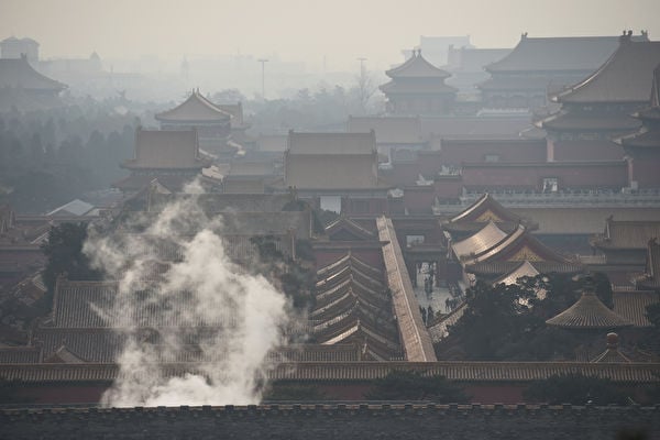 習近平預計在中共二十大連任，被指暗藏中共垮台的天意。圖為2015年12月紫禁城外污染嚴重的北京城。（GREG BAKER/AFP via Getty Images）