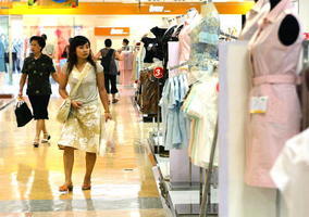 消費降級 中國服裝銷量年減178億件