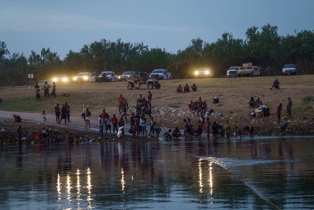 2021年9月21日，美國邊境巡邏隊、國民警衛隊和德州公共安全局的車輛停在德州德爾里奧市的里奧格蘭德河邊。大部份海地移民從此地渡河進入美國。 （PAUL RATJE/AFP via Getty Images）