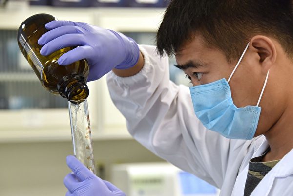 2018年8月22日，一名技術人員在北京的一家DNA實驗室工作。（Greg Baker/AFP/Getty Images）