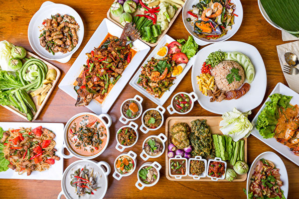 泰國菜善用新鮮的天然香料呈現風味，其中很多食材為當地特有。在家烹飪泰國菜，備齊這些地道食材，也能輕鬆煮出「泰鄉味」。（Shutterstock）