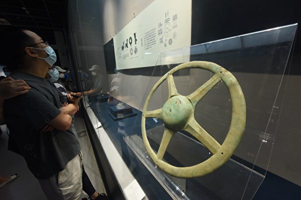 2021年10月3日，三星堆出土的輪狀文物在杭州展出，尚無法真正確認其用途，因與其它考古過程中發現的太陽符號相似，暫稱為青銅太陽輪。（Long Wei/Costfoto/Future Publishing via Getty Images）