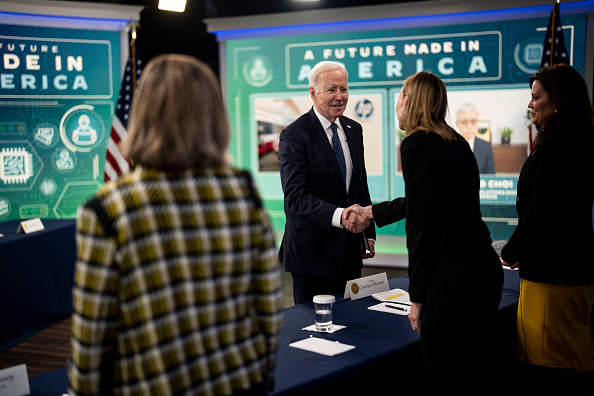 2022年3月9日，美國總統拜登（中）在白宮與商界領袖及州長會面時，與密歇根州州長惠特默（右）握手。（Pool by Doug Mills-Pool/Getty Images）