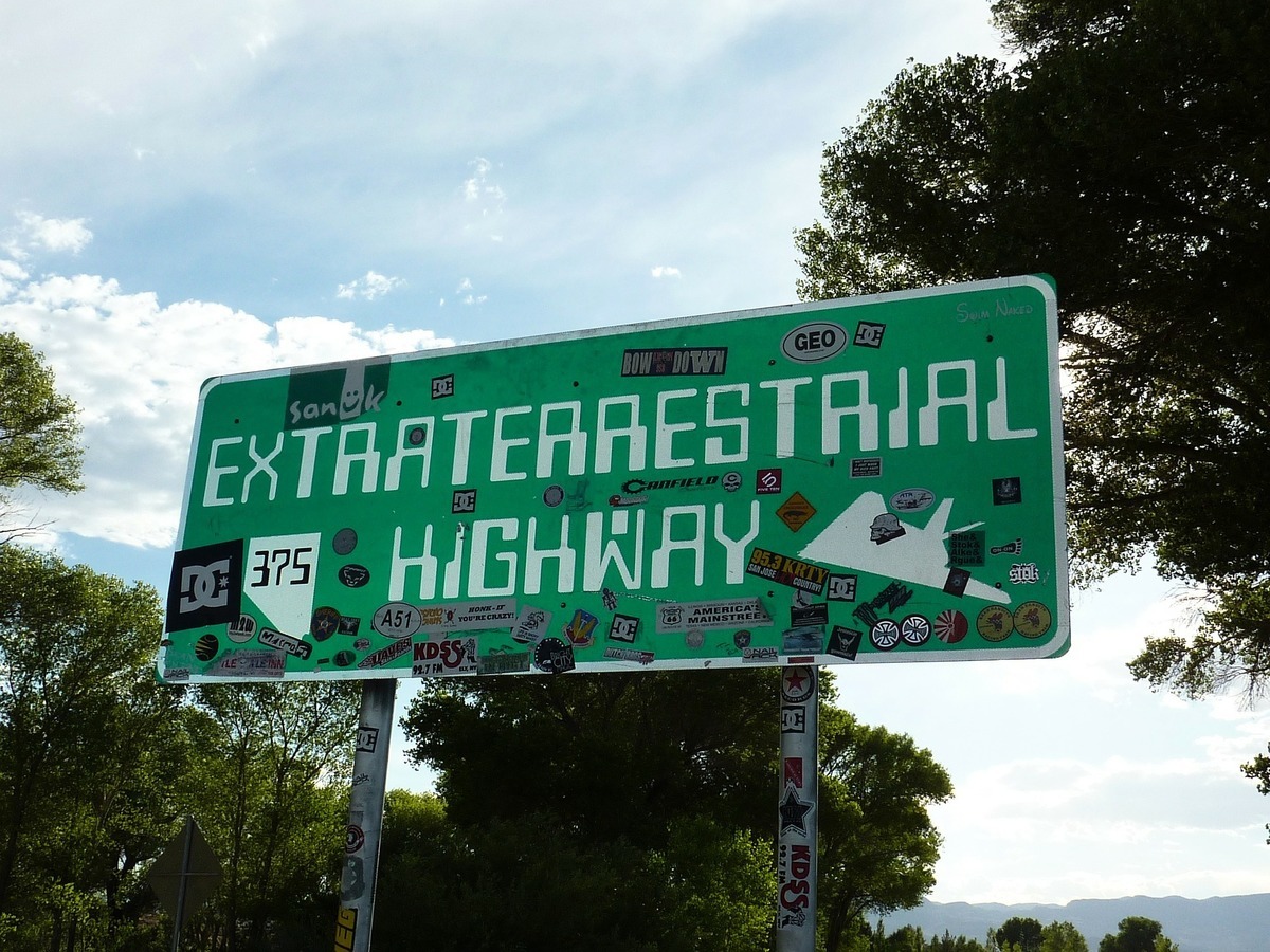 美國內華達州的375號公路（Route 375）被稱為「外星人公路」（Extraterrestrial Highway）。圖為該公路的路標。（Pixabay）