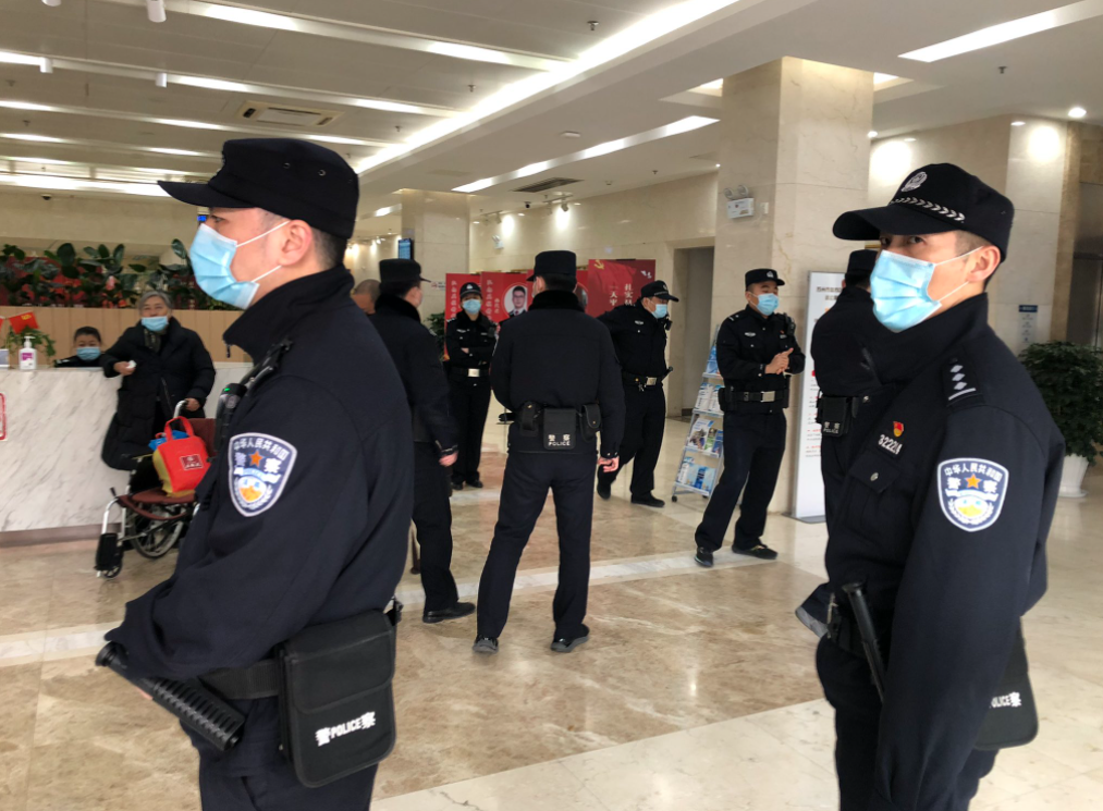 2022年1月13日，「709律師」王宇在蘇州市法院大樓內被法警暴力襲擊。圖為法院法警。（王宇推特）