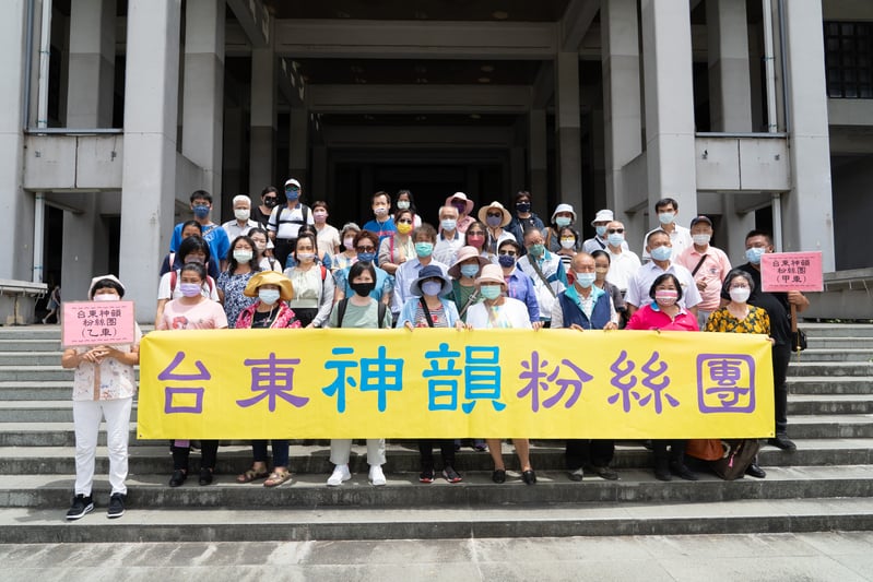 2022年6月25日午間，台東神韻粉絲團觀賞神韻國際藝術團在高雄文化中心的演出。（羅瑞勳／大紀元）