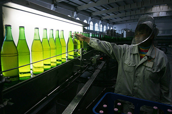 燕京啤酒上半年營收和淨利潤增長雙雙遇阻，啤酒銷量今年已經是連續第6年下滑。對此，燕京啤酒歸因於國內需求動力不足、生產成本上升等因素。圖為燕京啤酒的生產線。（Photo by China Photos/Getty Images）