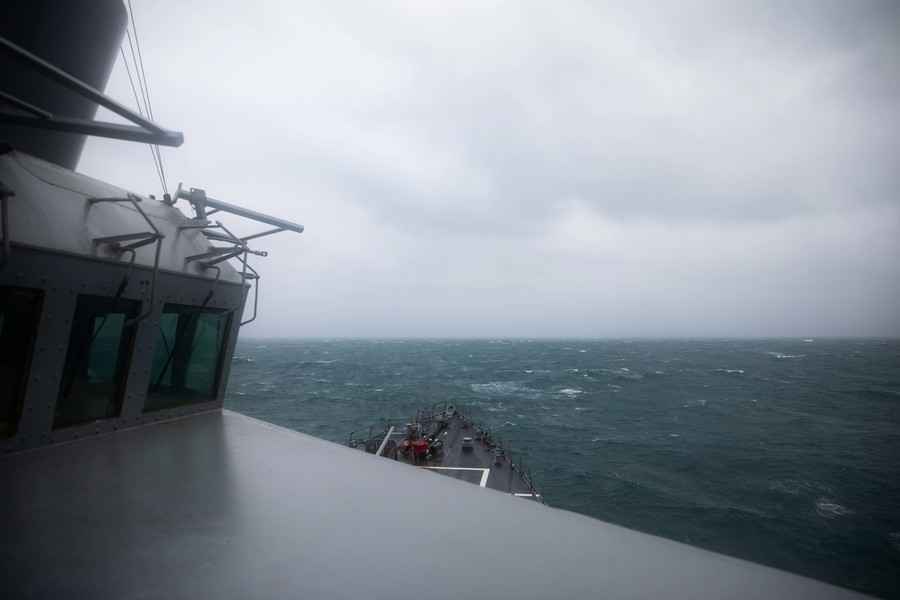 美加驅逐艦在南海黃岩島航行 中共軍艦跟蹤