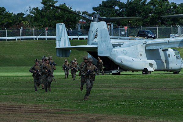 2019年2月25日，在日本沖繩漢森營地進行的模擬突襲中，美軍第31海軍陸戰隊遠征隊通過MV-22B魚鷹直升機快速投放兵力。（美國海軍陸戰隊）