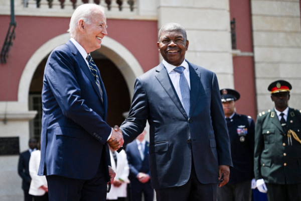 2024年12月3日,美國總統拜登與安哥拉總統洛倫索(João Lourenço)在羅安達總統宮舉行雙邊會議前握手。(ANDREW CABALLERO-REYNOLDS/AFP via Getty Images)