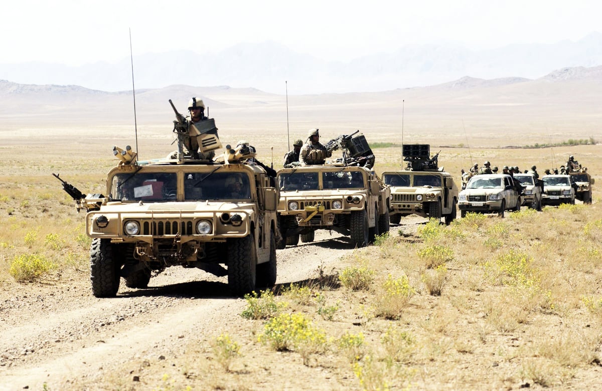 2004年3月29日，在阿富汗東南部，一支美國特種部隊和阿富汗國民軍車隊一起行動、搜查村莊。（Darren McCollester/Getty Images）