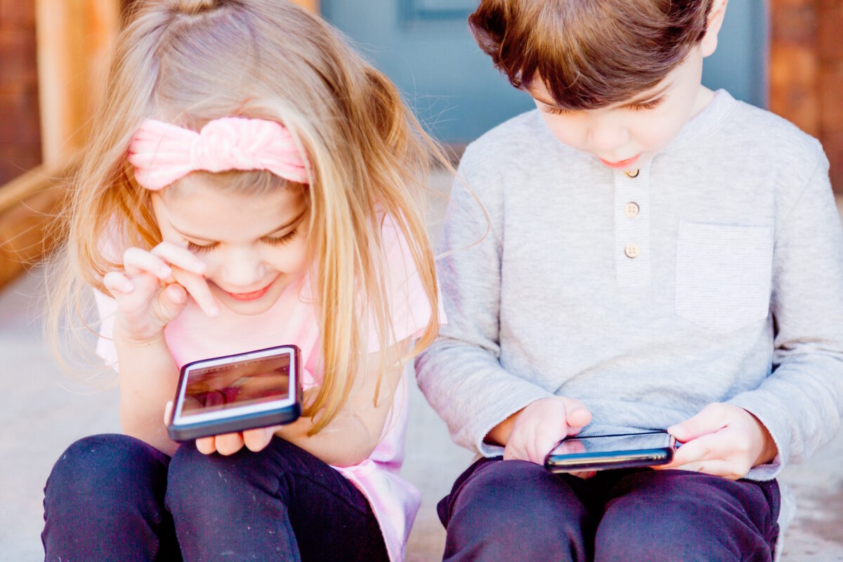 現在的孩子閒暇時，幾乎人人都拿著一部手機在玩耍。（McKaela Taylor on Unsplash）