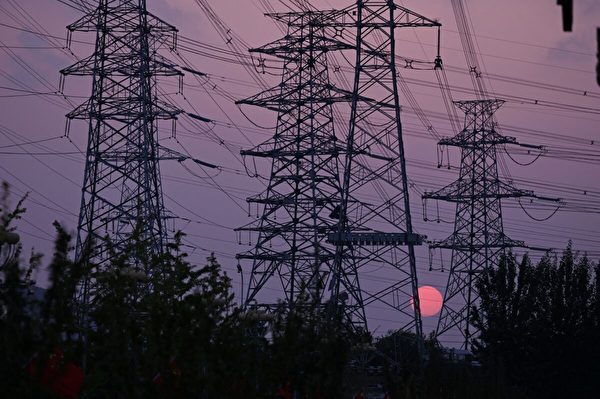 2021年9月28日，北京電塔後面的落日景象。(Leo Ramirez/AFP via Getty Images)