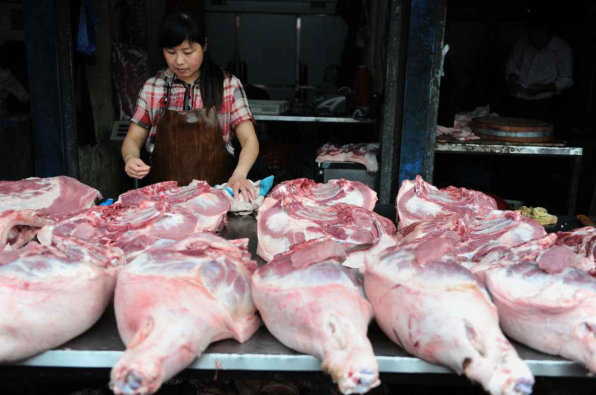 中國的豬肉價格飆升，促使政府不得不動用國家儲備以穩定價格，但豬肉商表示，這種措施幫助不大。圖為中國的豬肉攤。（STR/AFP）