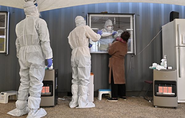 2020年12月16日，南韓首爾，車站附近的臨時中共病毒檢測站。（JUNG YEON-JE/AFP via Getty Images）